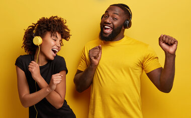 Imagem de destaque para 5 playlists no Spotify para descobrir se é amor ou amizade