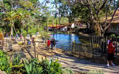 Imagem de destaque para 10 destinos próximos a São Paulo perfeitos para ar um dia em família