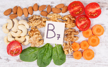 Imagem de destaque para 7 alimentos ricos em biotina que fortalecem os cabelos e as unhas