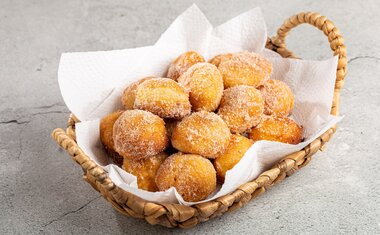 Imagem de destaque para Bolinho de chuva da vovó: com 6 ingredientes você tem o acompanhamento perfeito para o café