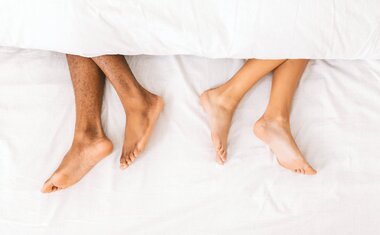 Imagem de destaque para Você dorme sempre com os pés para fora do lençol? Entenda o que isso significa