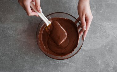 Imagem de destaque para Este bolo-mousse de chocolate é delicioso e precisa de apenas 2 ingredientes