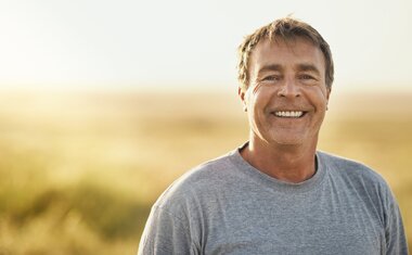 Imagem de destaque para Ciência revela idade em que atingimos o auge da tristeza e da felicidade
