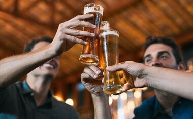 Imagem de destaque para Vai chutar o balde no Ano Novo? Confira 6 dicas de ouro para evitar ressaca