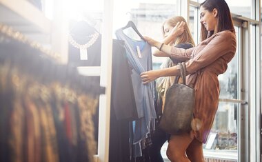Imagem de destaque para Sem ideia do que vestir no Ano Novo? Confira 5 dicas de looks para arrasar na virada