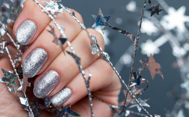 Imagem de destaque para 4 dicas para arrasar nas unhas do Ano Novo