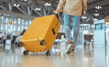 Imagem de destaque para 5 dicas para planejar uma viagem internacional com pouco dinheiro em 2025