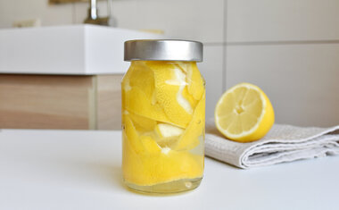 Imagem de destaque para Porque você deveria juntar vinagre com cascas de limão e para que serve este tesouro