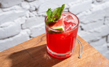 Imagem de destaque para 20 bares e restaurantes com drinks refrescantes para experimentar neste verão