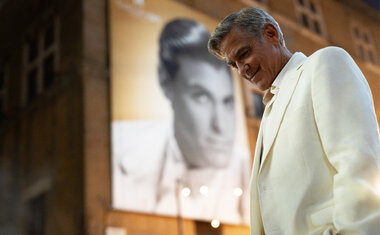 Imagem de destaque para Comédia estrelada por George Clooney e Adam Sandler na Netflix ganha data de estreia; descubra!