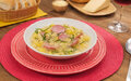 Imagem de destaque para Esfriou por aí? Aprenda a fazer uma sopa de macarrão com calabresa simples e deliciosa!