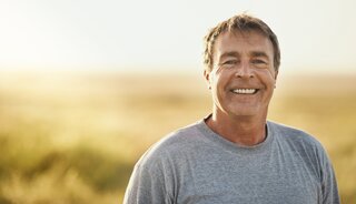 Saúde e Bem-Estar: Ciência revela idade em que atingimos o auge da tristeza e da felicidade