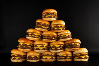 Gastronomia: Bullguer comemora Dia do Hambúrguer com lanche por R$12 e promoção 'compre 1, leve 2'