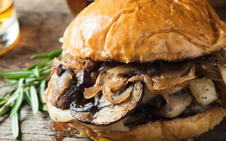 Hambúrguer com cogumelos