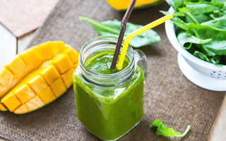 Suco de manga e espinafre