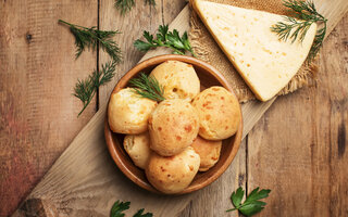 Pão de queijo recheado de cheddar