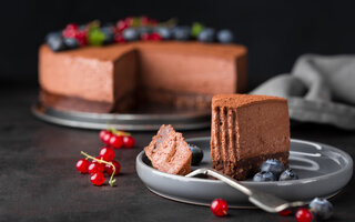 Bolo Brownie com Brigadeiro de Cacau